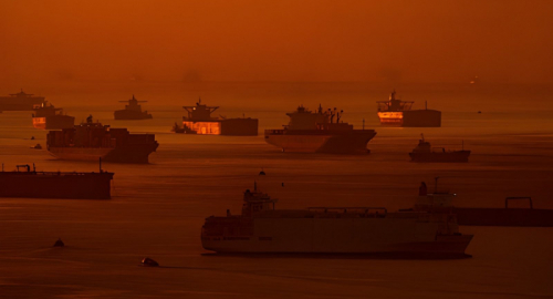 Stretto di Hormuz, petroliera colpita: aumentano i rischi per energia e commercio globale
